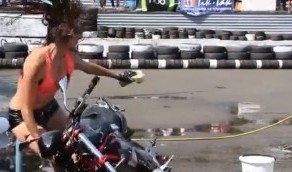 Pikna dziewczyna myje motocykl - epic fail