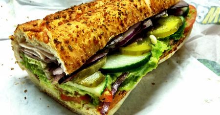 Kanapka Subway Club na białym pieczywie z sałatą i pomidorem (Subway)