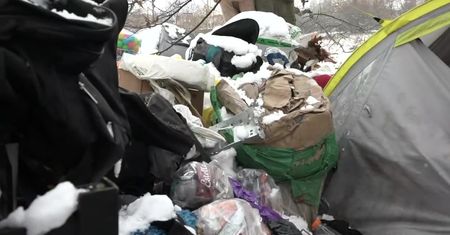 Dwuletnia dziewczynka mieszkała z mamą w namiocie. Wychłodzone i głodne dziecko trafiło do szpitala