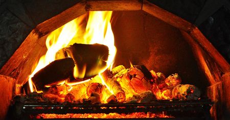 Zakaz palenia w kominku? Jest taki pomysł na walkę ze smogiem