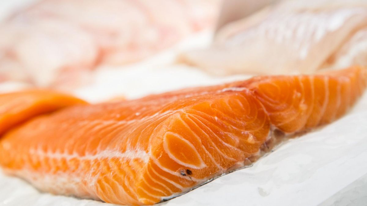 Obecnie na rynku znajdziemy łososia hodowlanego i znacznie droższego łososia dzikiego. Czy jednak różnią się od siebie czymś więcej, jak tylko ceną?