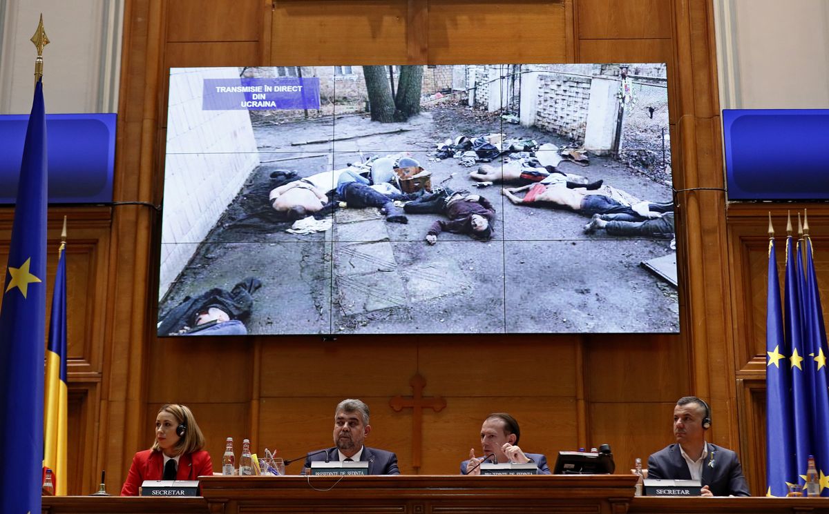 Video footage from the war zone is seen on a video screen during a speech of Ukrainian President Volodymyr Zelensky via a video link to the Romanian parliament in Bucharest, Romania, 04 April 2022. On 24 February Russian troops had entered Ukrainian territory in what the Russian president declared a 'special military operation', resulting in fighting and destruction in the country, a huge flow of refugees, and multiple sanctions against Russia. EPA/ROBERT GHEMENT Dostawca: PAP/EPA.