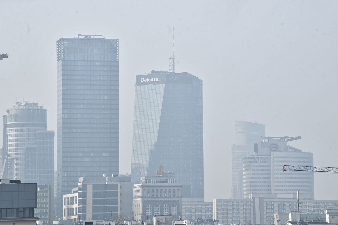 Warszawa. Zła jakość powietrza w Śródmieściu. Zaleca się pozostanie w domach