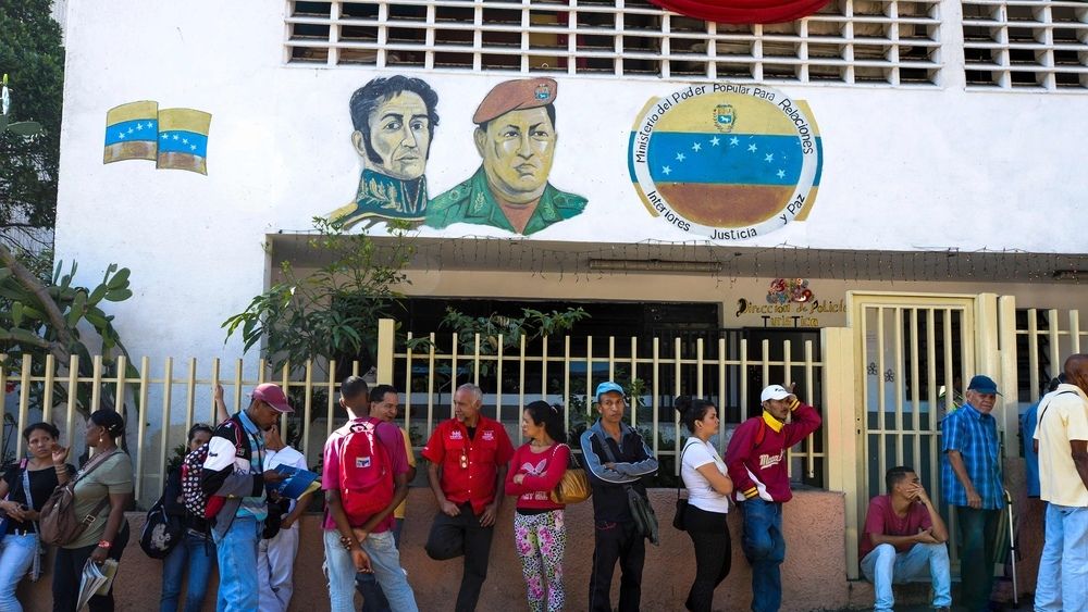 Wenezuelczycy ustawiają się w kolejkach do banków żeby móc wybrać własne pieniądze