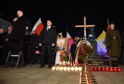 Katastrofa smoleńska. Kaczyński: tablica przed Pałacem Prezydenckim i dwa pomniki
