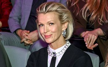 Wybrała sukienkę maxi z wiązaniem. Nie ma modniejszego koloru