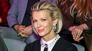 Wybrała sukienkę maxi z wiązaniem. Nie ma modniejszego koloru