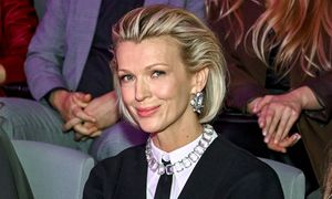Wybrała sukienkę maxi z wiązaniem. Nie ma modniejszego koloru