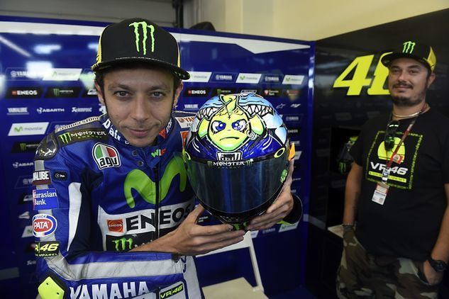 Valentino Rossi przedstawia swój kask na niedzielny wyścig