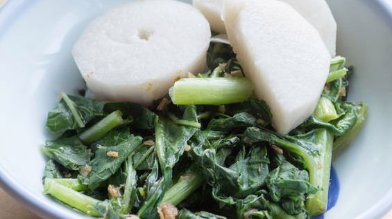 Liście taro (kolokazji jadalnej) gotowane na parze bez dodatku soli