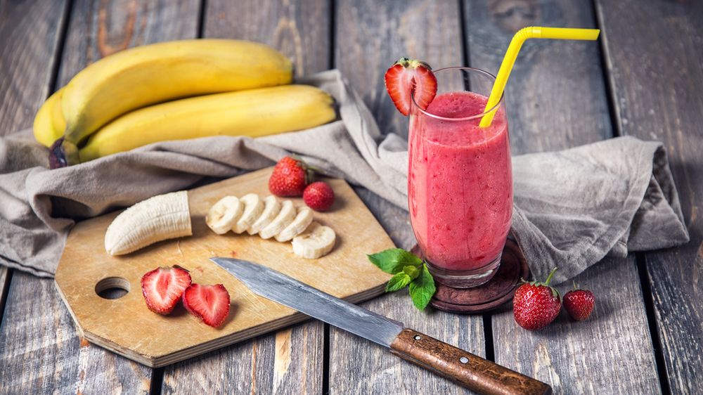 Smoothie truskawkowo-bananowe z lodem i niskotłuszczowym jogurtem