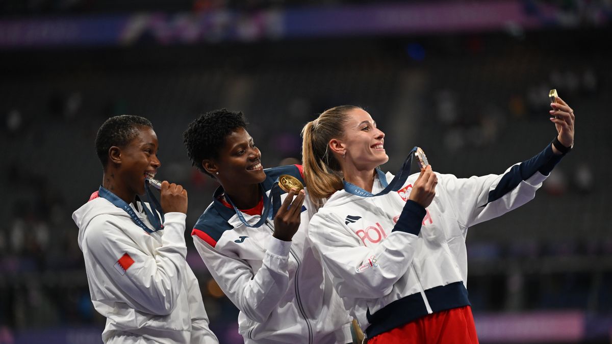 PAP / Adam Warżawa / Na zdjęciu: Polka Natalia Kaczmarek (P) zdobyła 9 bm. brązowy medal w biegu na 400 m. Wygrała Marileidy Paulino (C) z Dominikany, a srebro wywalczyła Salwa Eid Naser (L) 