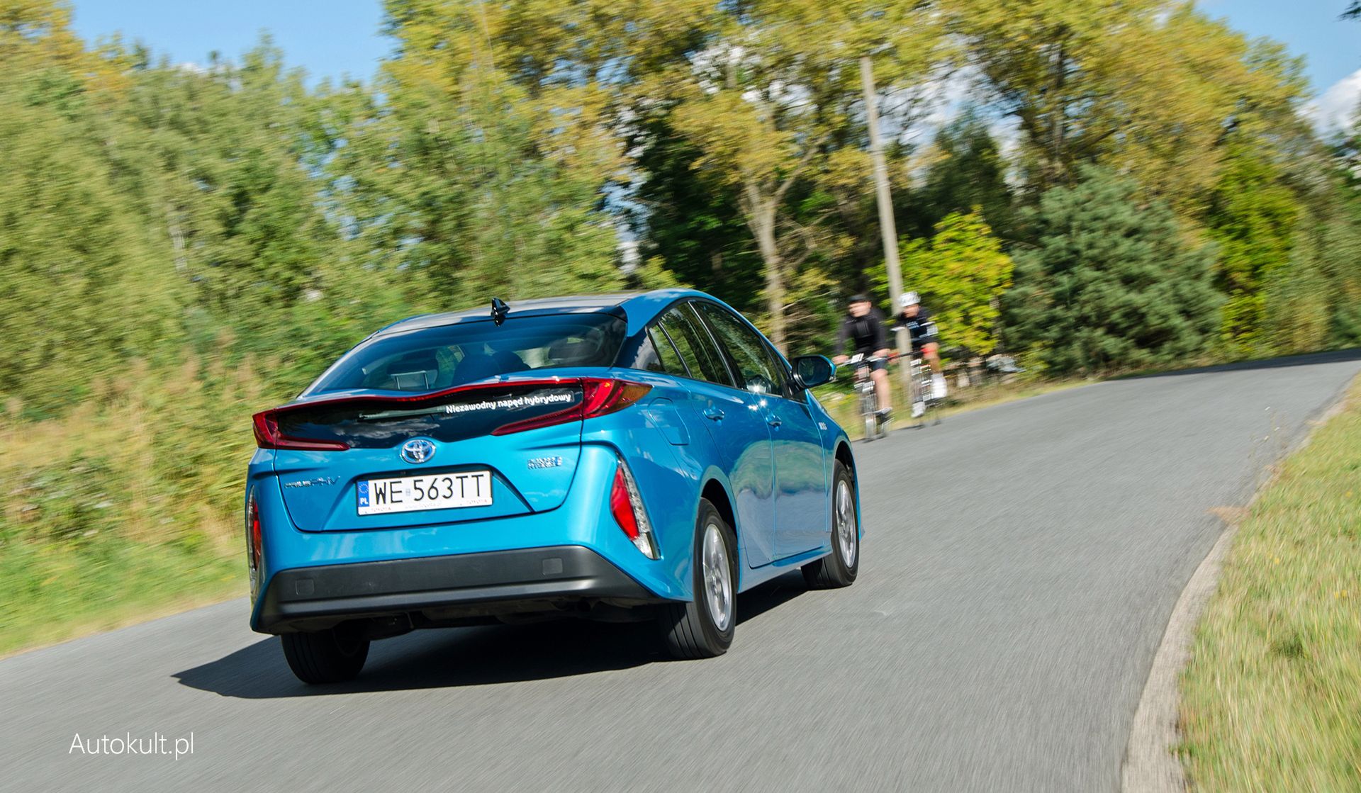 Toyota Prius świetnie radzi sobie w zakrętach i na bardzo wyboistych drogach. To drugie zaskoczyło mnie najbardziej.
