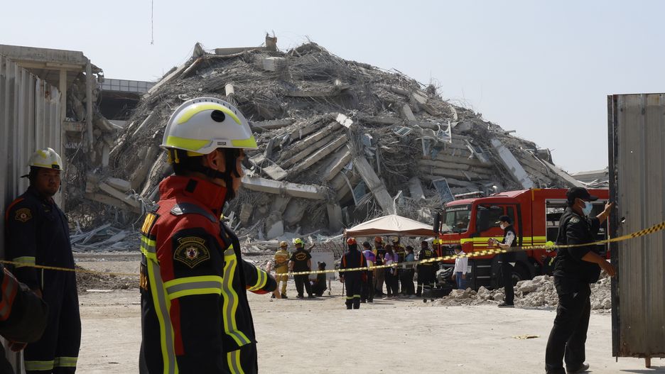 Rescue workers search for survivors of a building collapse after an earthquake in Bangkok, Thailand, 28 March 2025. A 7.7-magnitude earthquake struck Myanmar, according to the United States Geological Survey (USGS), with tremors felt in neighboring Thailand. EPA/NARONG SANGNAK Dostawca: PAP/EPA.