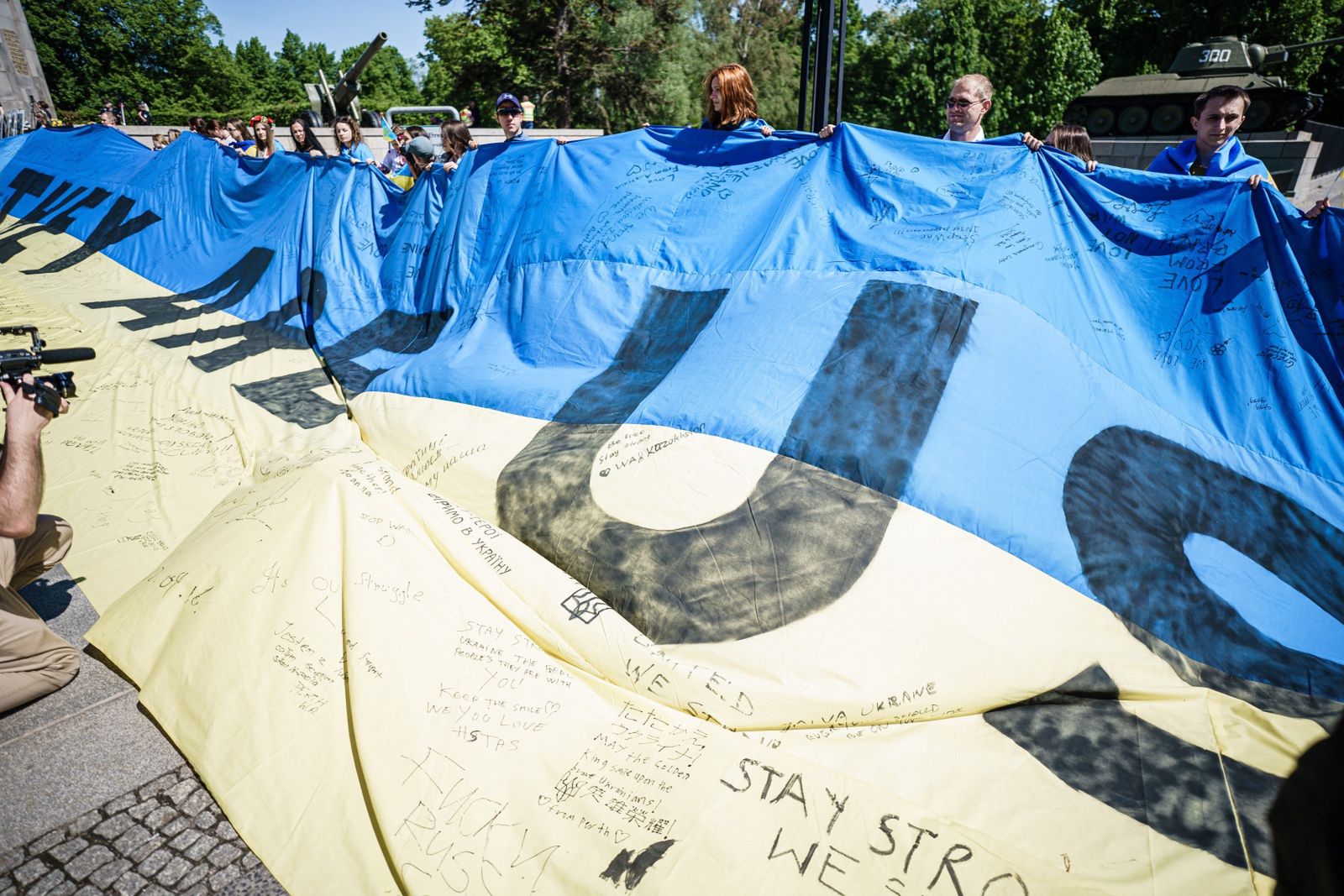 Policjanci zwijają ukraińską flagę