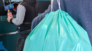Tak Polacy omijają butelkomaty. Sprzedaż wystrzeliła o 270 proc.