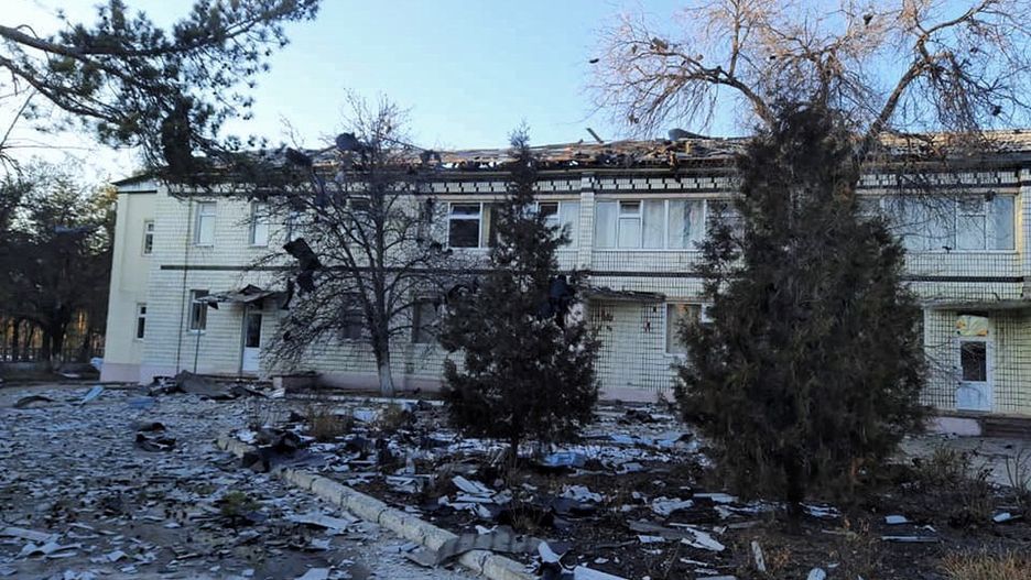szpitalSiewierodonieck, Ukraina, 22.03.2022. Ostrzelany przez armi� rosyjsk� szpital dzi�ci�cy w Siewierodoniecku, 22 bm. kt�ry spowodowa� po�ar budynku. Ratownicy miejscowego  Pa�stwowego Pogotowia Ratunkowego  ewakuowali w bezpieczne miejsce 7 m�odych pacjent�w i 15 os�b doros�ych os�b, z kt�rych 8 by�o lekarzami. Trwa inwazja Rosji na Ukrain�. (sko) PAP/MSW UkrainyMSW Ukrainybomby, inwazja, ostrzelanie, szpital, wojna