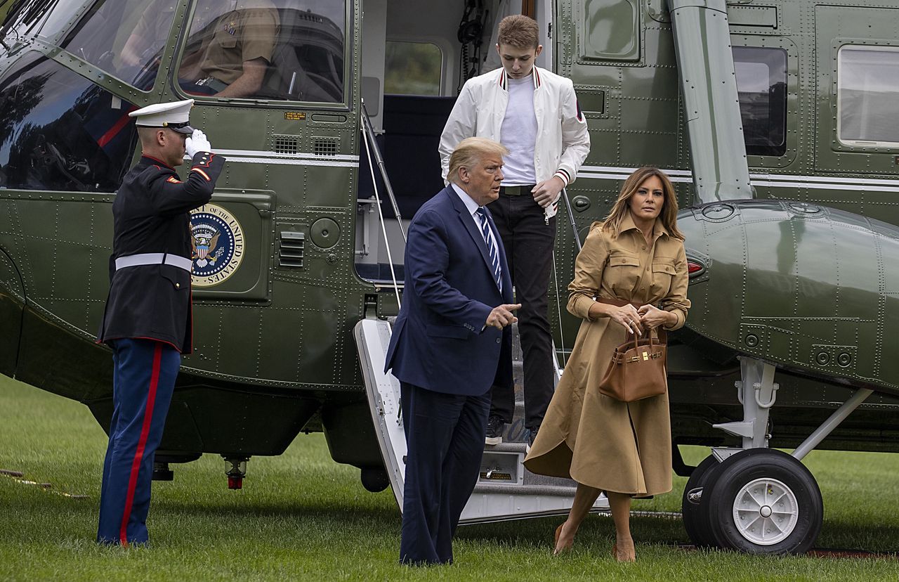 Melania Trump po raz kolejny odmawia trzymania męża za rękę. Internauci: będzie głosowała na Bidena