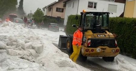 Gradobicie w Niemczech. Pługi śnieżne na ulicach