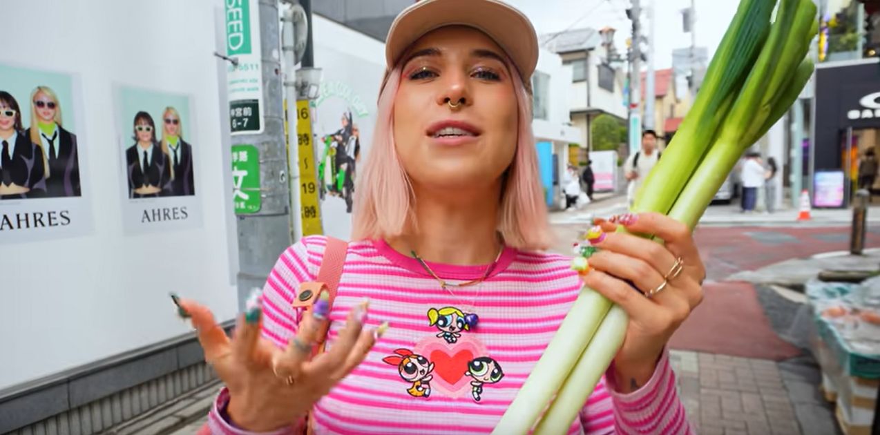 Agnieszka Grzelak wykonuje dziwne zadania w Japonii 