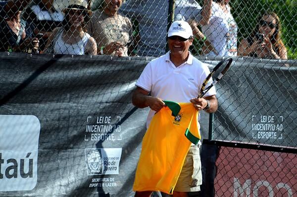 Toni Nadal z prezentem, który otrzymał od organizatorów turnieju w Rio de Janeiro, z okazji 53. urodzin (Foto: Twitter)