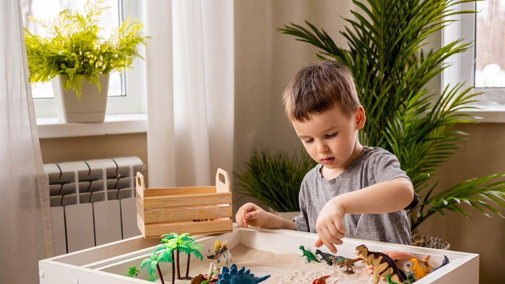 Zabawa piaskiem kinetycznym to frajda dla dzieci w każdym wieku