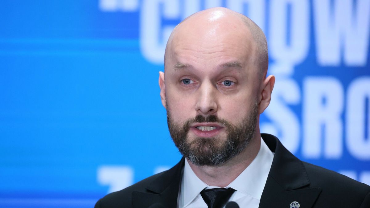 Inauguracja kampanii Nie okradaj si? ze zdrowia!
Fot. Wojciech Olkusnik/East News, 12.02.2025. Warszawa. Ministerstwo Zdrowia. Konferencja prasowa pt.: "Nie okradaj sie ze zdrowia! Falszywe leki to prawdziwe zagrozenie!". Konferencja inauguruje kampanie spoleczna, przestrzegaj?ca przed kupowaniem i uzywaniem lekow z niesprawdzonych zrodel oraz przed zagrozeniami zwiazanymi z przyjmowaniem produktow leczniczych niewiadomego pochodzenia.
N/z: Glowwny Inspektor Farmaceutyczny Lukasz Pietrzak
Wojciech Olkusnik