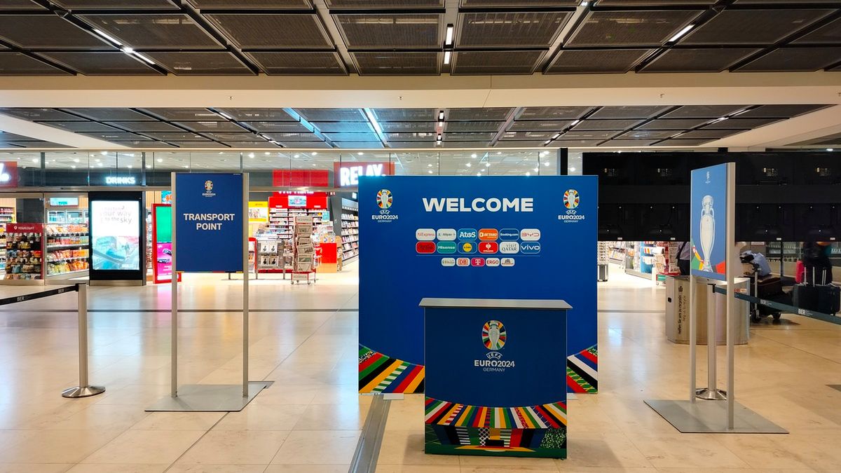 WP SportoweFakty / Sebastian Szczytkowski / Punkt dla kibiców na lotnisku Berlin Brandenburg