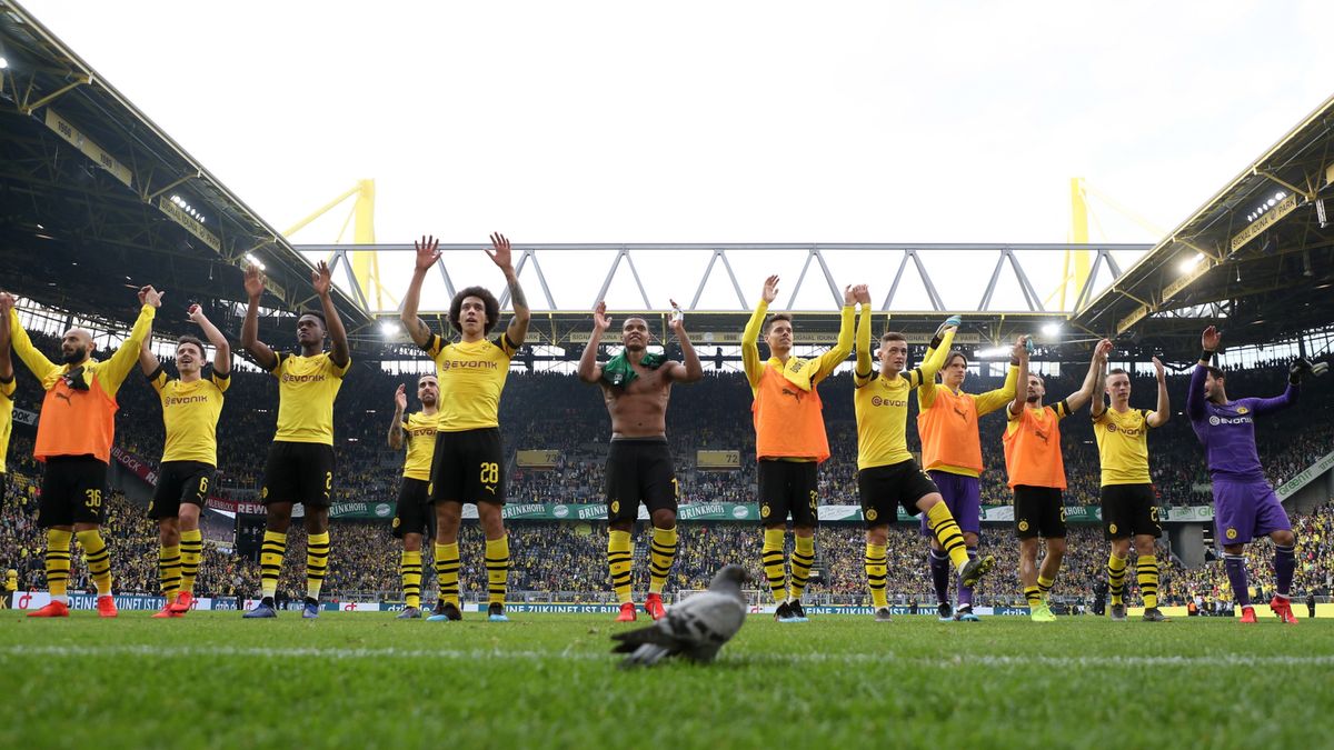 piłkarze Borussii Dortmund świętują wygraną z Wolfsburgiem 2:0