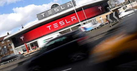 Tesla marnuje pieniądze i surowce. Wyliczenia mówią o 150 mln dolarów