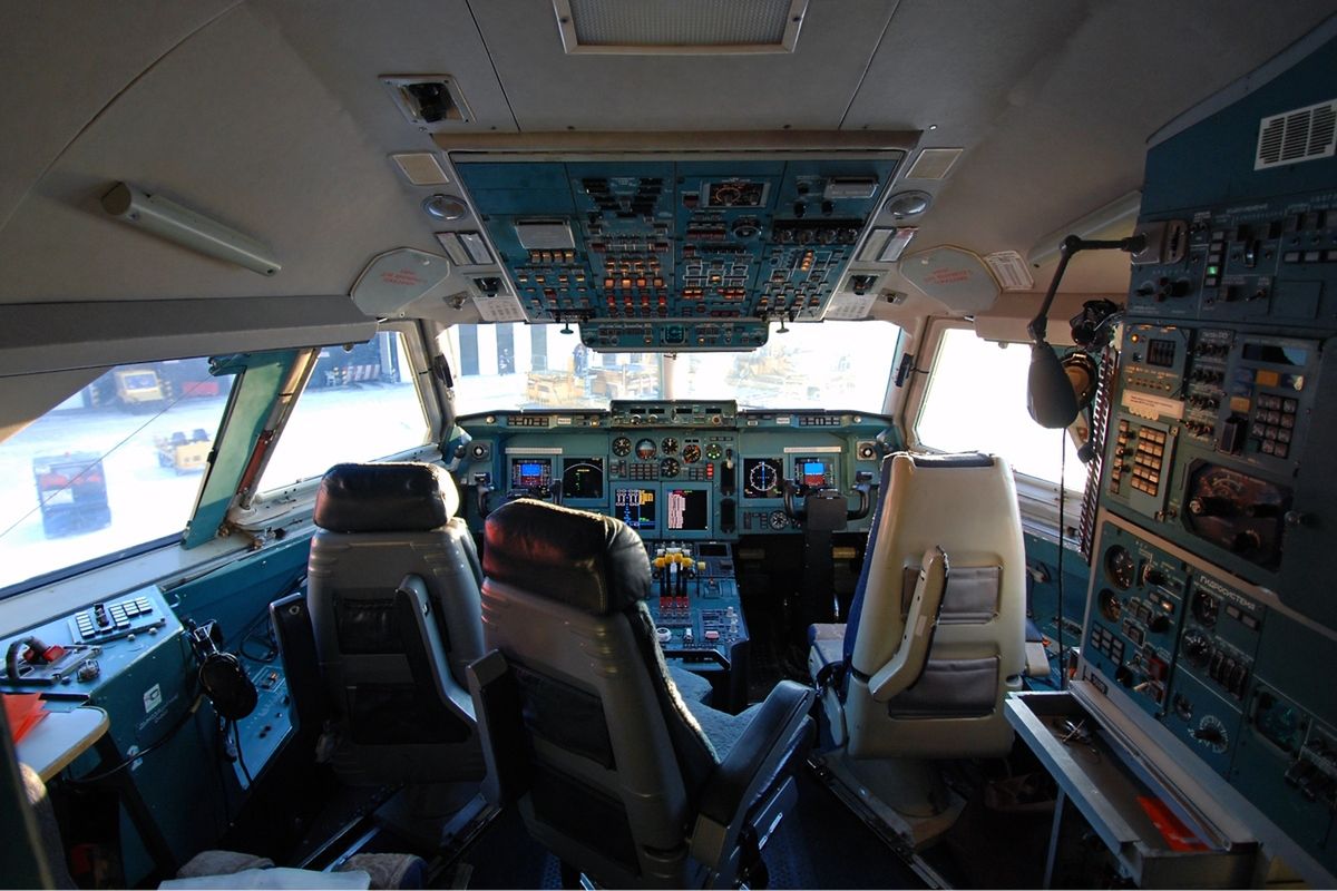 Wnętrze kabiny pilotów samolotu Ił-96 w wersji pasażerskiej