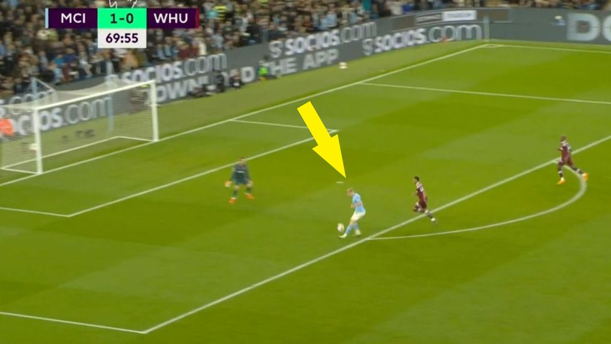 Zdjęcie okładkowe artykułu: Materiały prasowe / Viaplay / Na zdjęciu: Erling Haaland (Manchester City) pokonuje Łukasza Fabiańskiego (West Ham United)