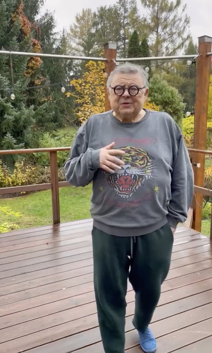 Przy domu Wojciecha Manna jest duży taras z ogrodem