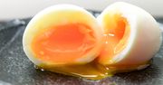 Wiele osób je takie jajka. Mało kto zdaje sobie sprawę, jak wpływają na organizm