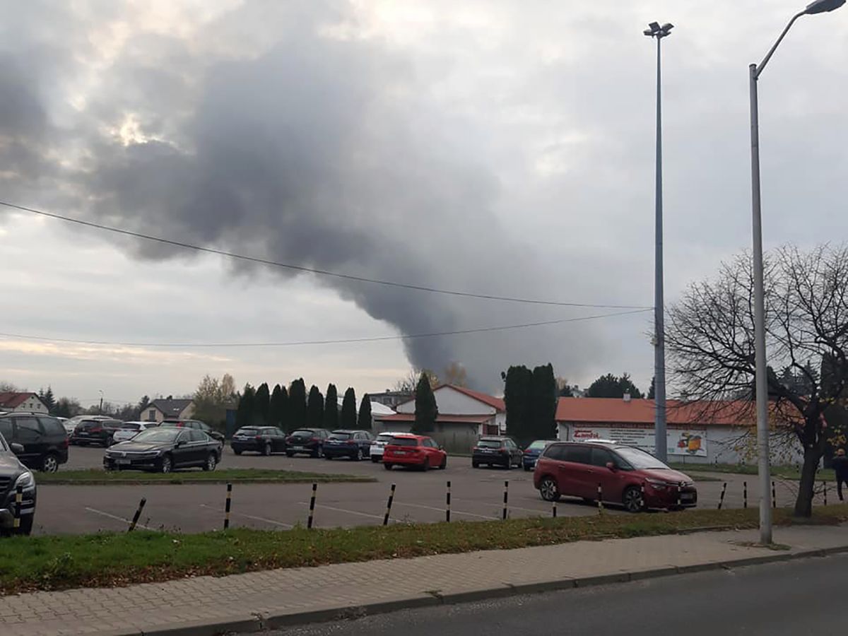 Warszawa. Pożar hali magazynowej we Włochach, gęsty dym widać już z daleka [ZDJĘCIA]