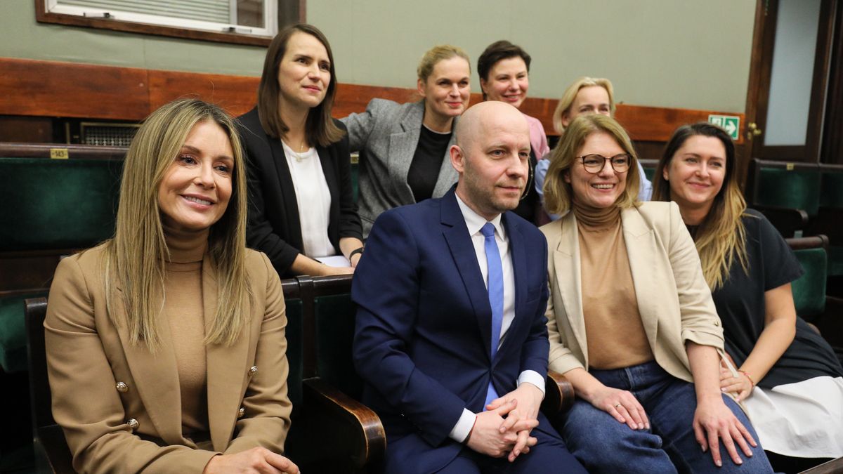 Warszawa, 29.11.2023. Posłanki KO Agnieszka Pomaska (2L) i Barbara Nowacka (3L) oraz prezes Fundacji MRM Małgorzata Rozenek-Majdan (L) na sali obrad Sejmu w Warszawie