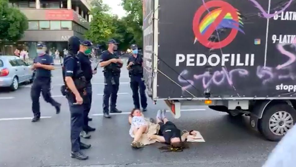 Warszawa. Znów obywatelskie zatrzymanie homofobicznej ciężarówki. Problem, co to jest lobby