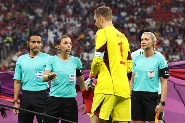 Na zdjęciu: Stephanie Frappart w rozmowie z Manuelem Neuerem. Fot. Getty Images.