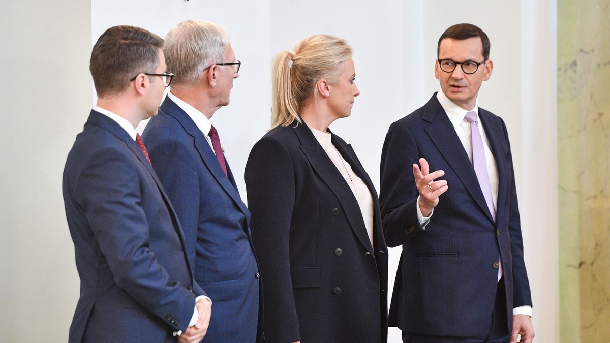 Warszawa, 29.08.2023. Premier Mateusz Morawiecki (P), minister zdrowia Katarzyna Sójka (2P) podczas uroczystości podpisania przez prezydenta RP ustawy o zmianie ustawy o świadczeniach opieki zdrowotnej finansowanych ze środków publicznych oraz ustawy o refundacji leków, środków spożywczych specjalnego przeznaczenia żywieniowego oraz wyrobów medycznych, 29 bm. w Pałacu Prezydenckim w Warszawie. (amb) PAP/Radek Pietruszka
