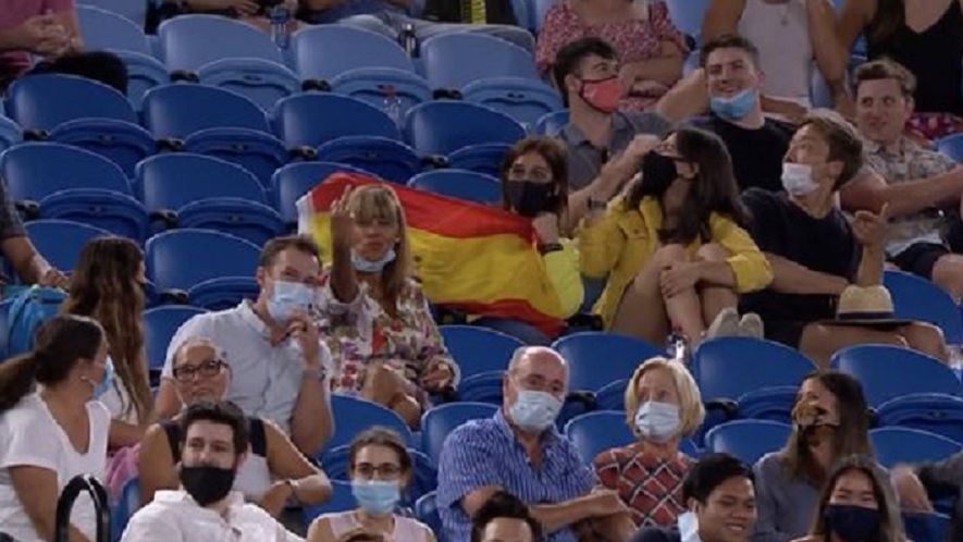 podczas czwartkowego meczu kobieta pokazała Rafaelowi Nadalowi środkowy palec