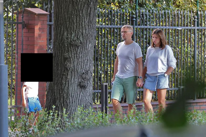 Karolina Gorczyca i Krzysztof Czeczot z dziećmi na mieście
