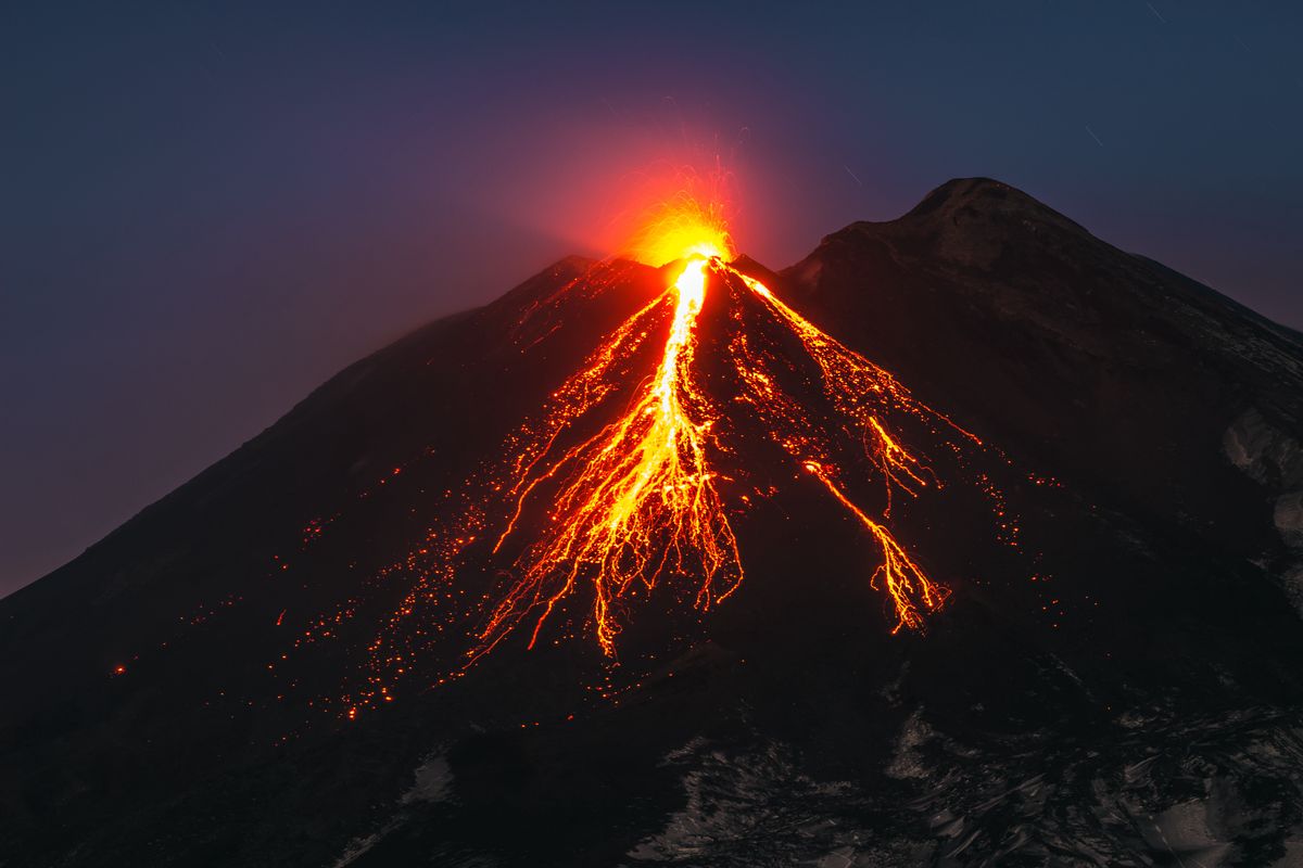 Wulkaniczny słup świetlny został uchwycony przez fotografa nad Etną 