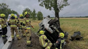 Dachowanie samochodu w Przymiłowicach. Policja apeluje o ostrożność