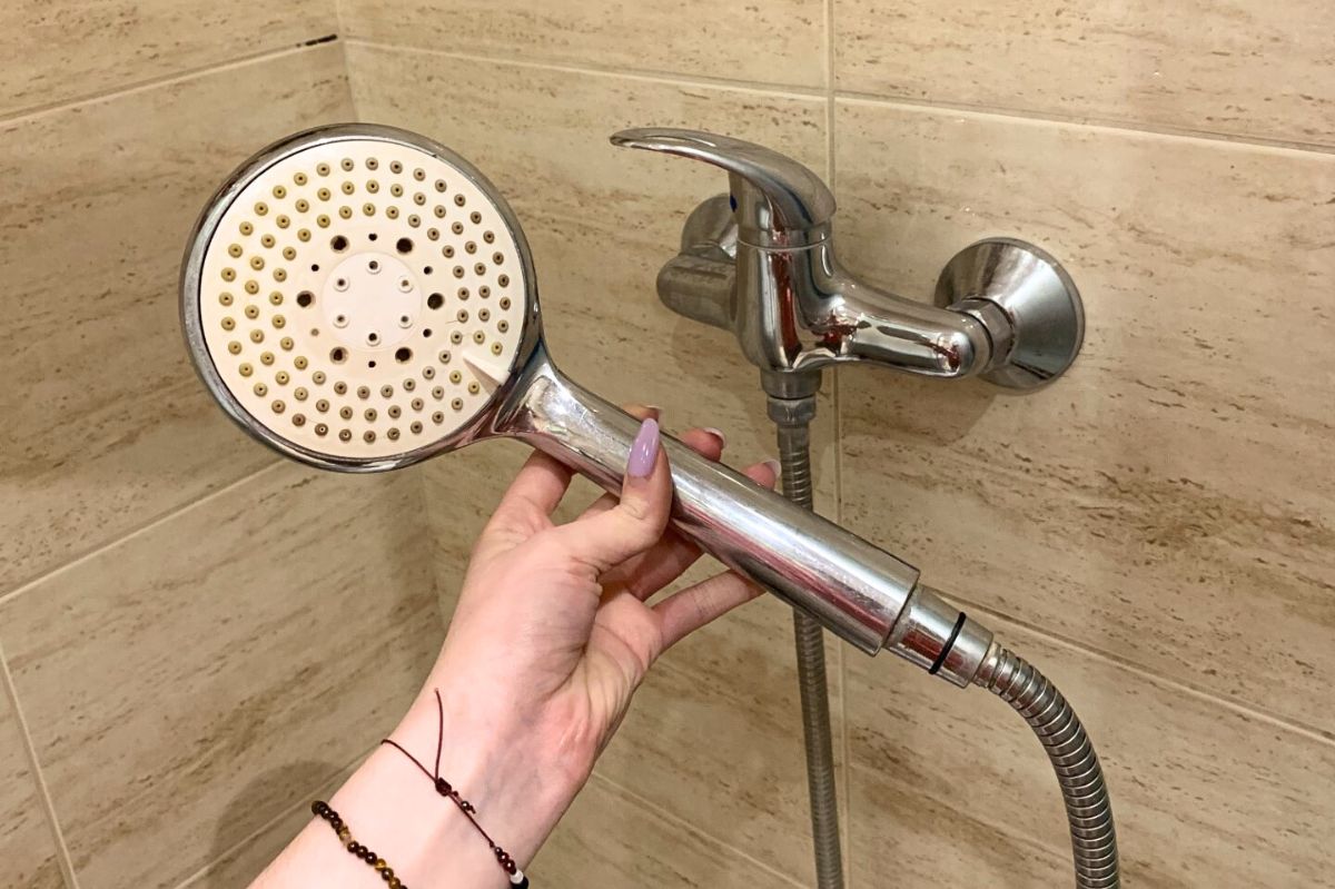 Jak wyczyścić słuchawkę prysznicową? Unikaj tego domowego środka