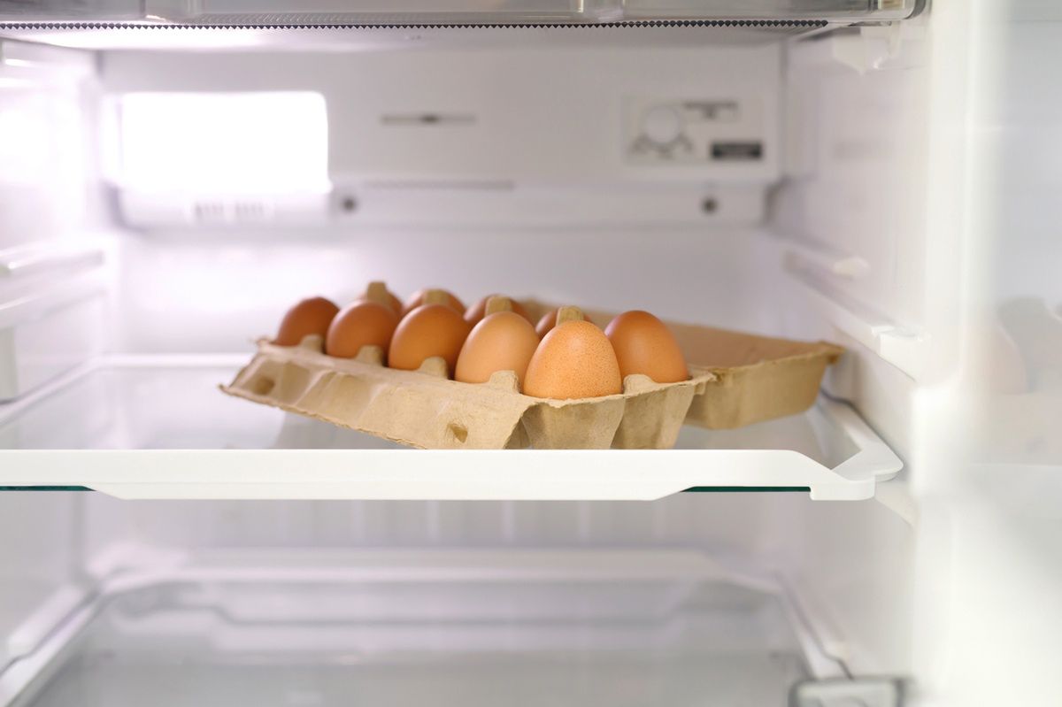 W lodówce jest tylko jedna właściwa półka na jajka. Nie znajduje się na drzwiach