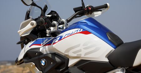 BMW patentuje sterowanie gestami w motocyklach. W jednośladach może się sprawdzić
