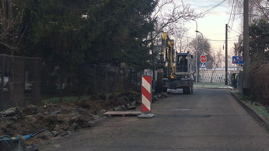 Ulica Ostrogskich na 60-metrowym odcinku ma zostać poszerzona o znajdujący się obok niej pas zieleni, na którym rósł do tej pory żywopłot. Prace już się rozpoczęły