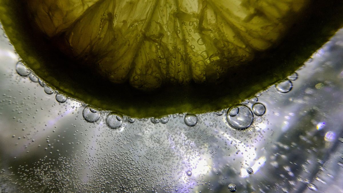 Dlaczego warto pić wodę z cytryną?