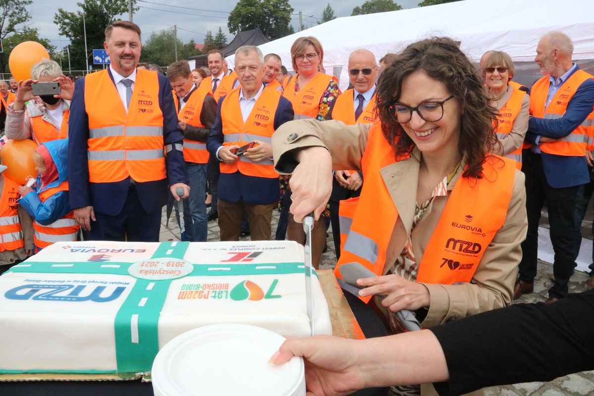 Bielsko-Biała. Podczas uroczystego otwarcia ul. Cieszyńskiej nie zabrakło tortu.