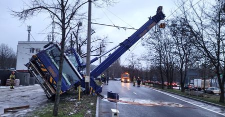 Dźwig zawisł nad drogą. Niebezpieczna sytuacja w Sopocie